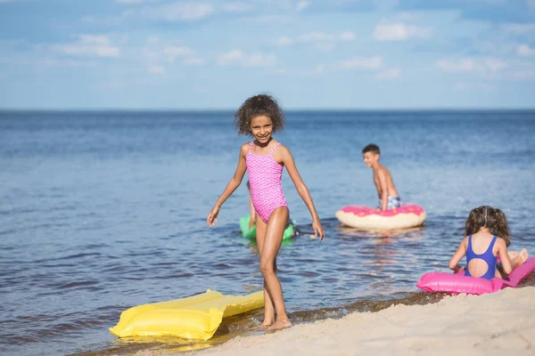 小さな子供が海辺で休憩 — ストック写真