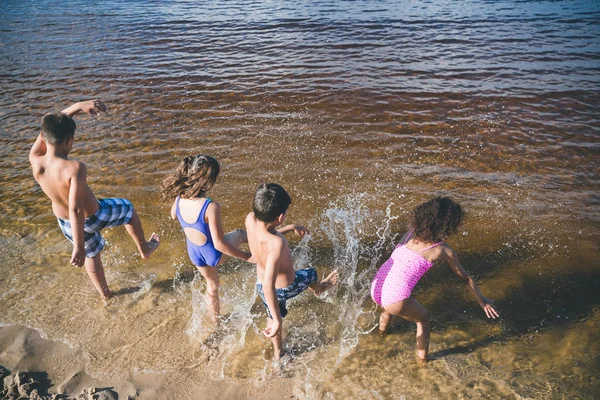 Kids playing at beach — Stock Photo, Image