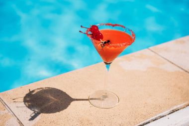 Tropikal havuzu kokteyl