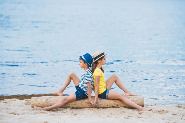 маленький мальчик и девочка на пляже
