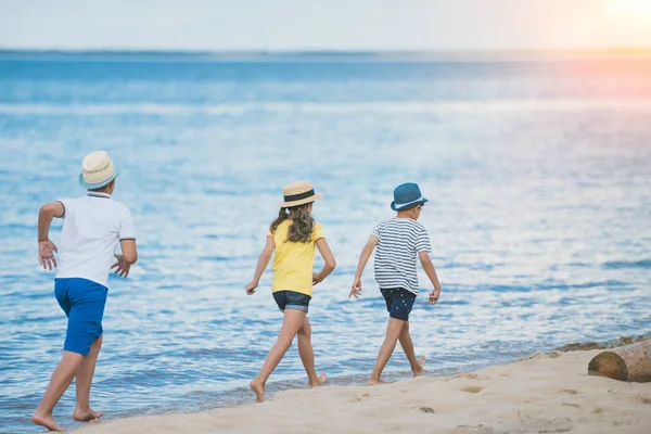 Děti chodí na pláži — Stock fotografie