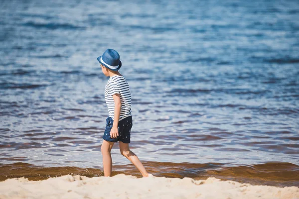 Băiat de mers pe plajă cu nisip — Fotografie, imagine de stoc