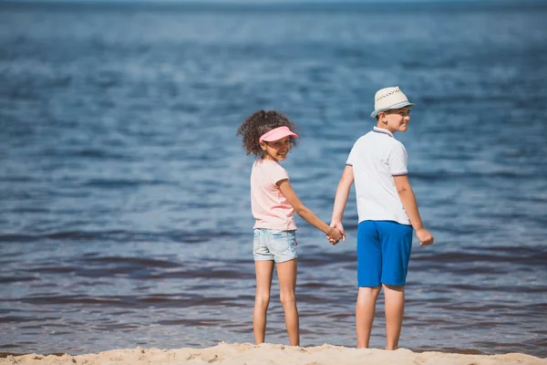 Mnohonárodnostní děti stojící na moře — Stock fotografie