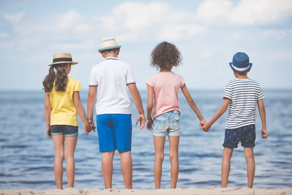 Niños de pie junto al mar — Foto de Stock
