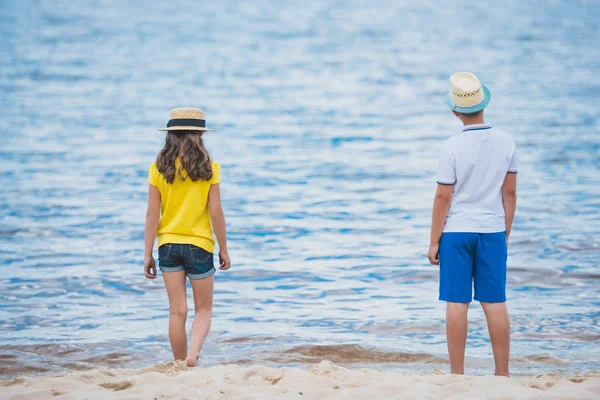 Kinder ruhen sich an der Küste aus — Stockfoto