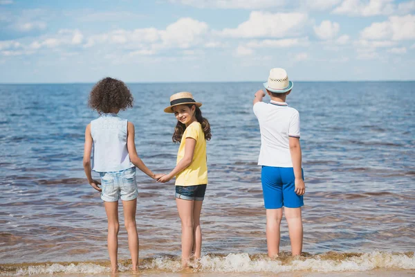 Girls and boy at seaside — Stock Photo, Image
