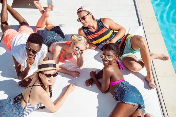 Resort havuzda çok ırklı arkadaşları