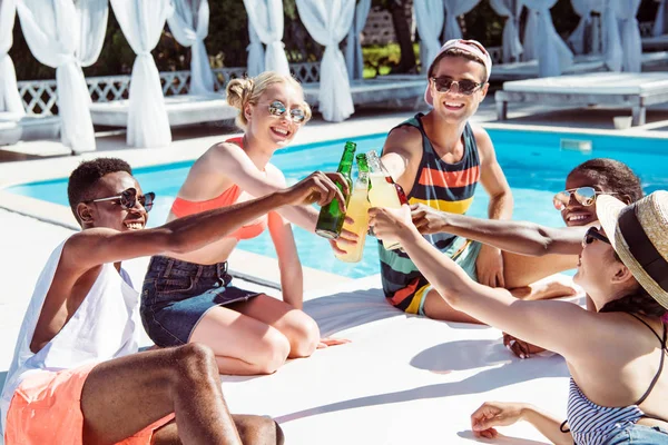 Resort havuzda çok ırklı arkadaşları