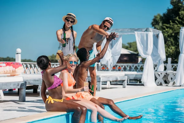 Multi-etnisch peope bij zwembad in resort — Stockfoto