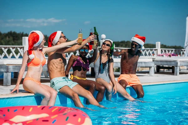 Pessoas multiétnicas na festa da piscina de Natal — Fotografia de Stock