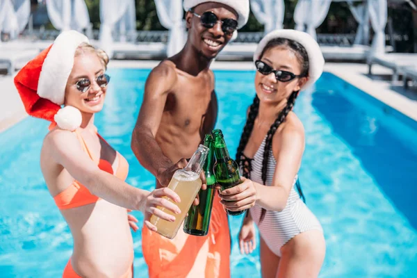 Multietniskt personer på jul pool party — Stockfoto