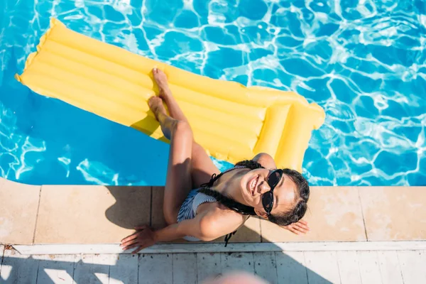 Kvinna nära poolen på resort — Stockfoto