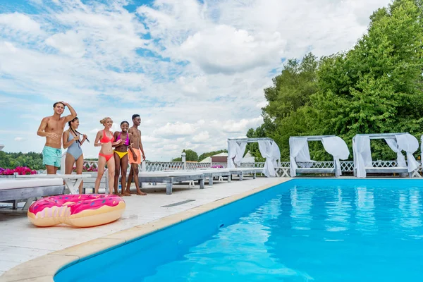 Gente multiétnica de vacaciones cerca de la piscina — Foto de Stock