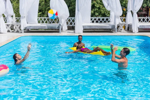 Personas multiétnicas en la piscina — Foto de Stock