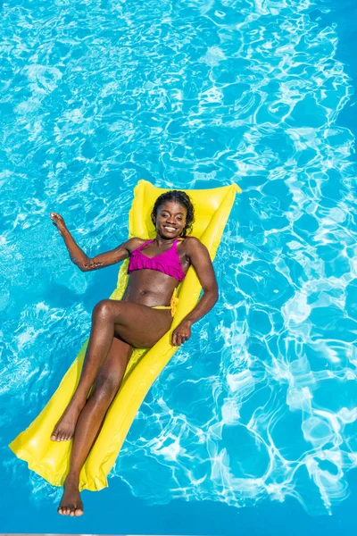 Mulher no colchão inflável na piscina — Fotografia de Stock