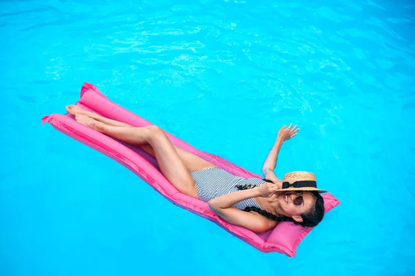 在游泳池充气床垫上的女人 — 图库照片