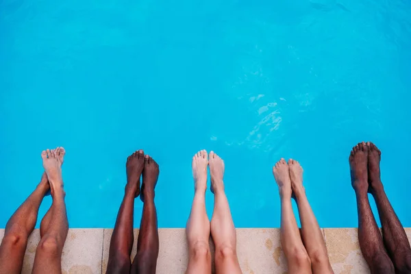 Menschen liegen in der Nähe von Schwimmbad — Stockfoto