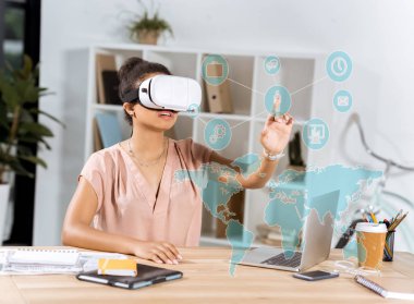 Afro-Amerikan işkadını vr kulaklık