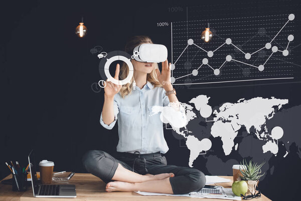 Businesswoman in vr headset at workplace — Stock Photo, Image
