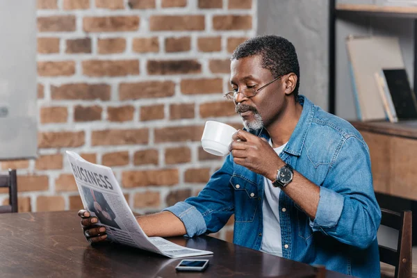 Afrikanisch-amerikanischer Mann liest Zeitung — Stockfoto