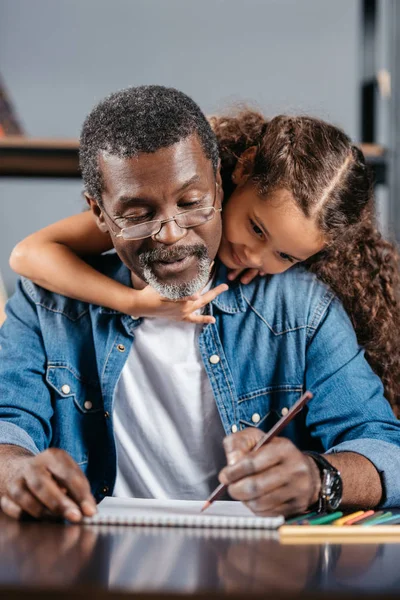 African american man drawing with daughter — Stock Photo, Image