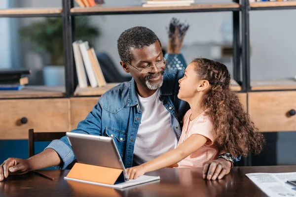 adam kızı ile tablet kullanma