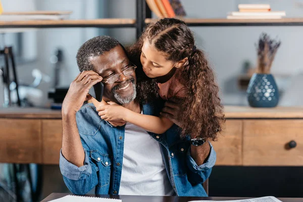 Afro-americano menina abraçando pai — Fotografia de Stock