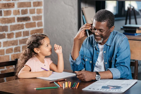 African american girl drawing with father — Stock Photo, Image