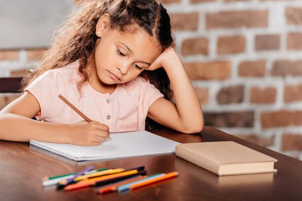 Afro-Amerikaanse meisje thuis tekening — Stockfoto