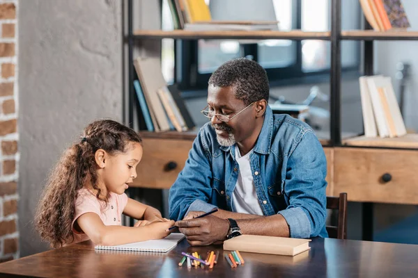 Afrika kökenli Amerikalı adam kızı ile çizim