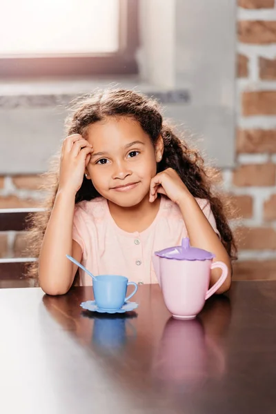 African american girl w tea party — Zdjęcie stockowe