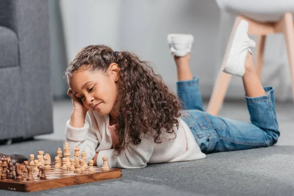 Menina afro-americana jogando xadrez — Fotografia de Stock