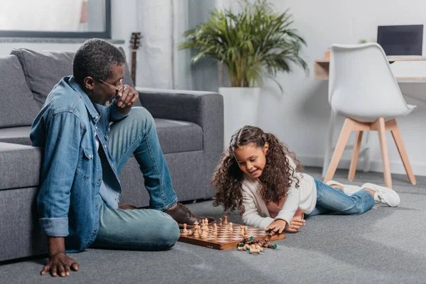 Menina jogando xadrez com o pai — Fotografia de Stock