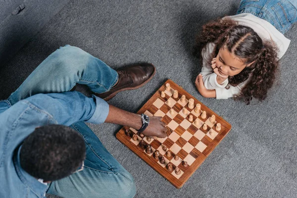 Fille jouant aux échecs avec père — Photo