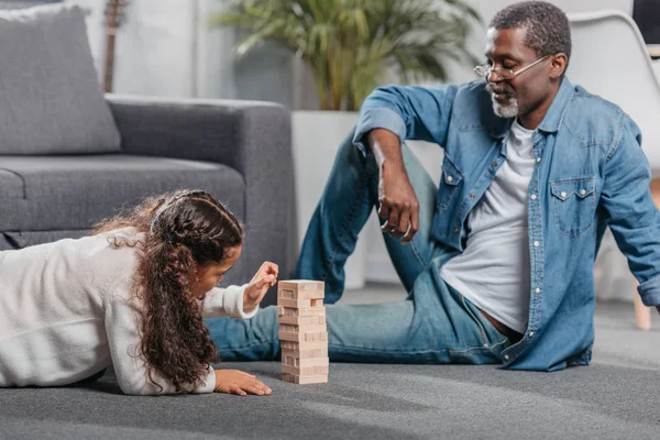 Chica jugando bloques juego con padre — Foto de Stock