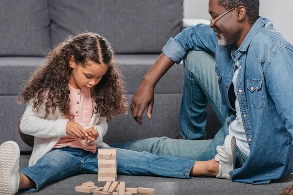 kız babası blokları oyun oynuyor