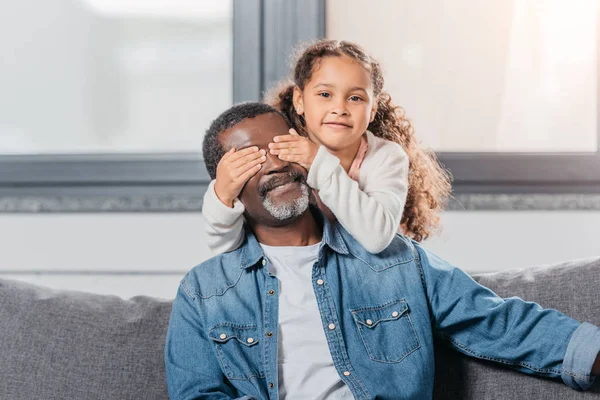 Afro-americana chica con padre en casa — Foto de Stock