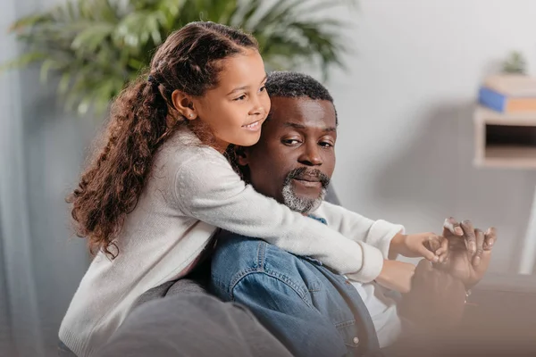 African american meisje met vader thuis — Stockfoto