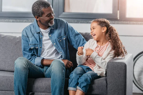 African american meisje met vader thuis — Stockfoto