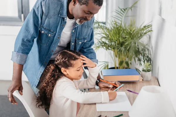 Africano americano chica dibujo con padre —  Fotos de Stock