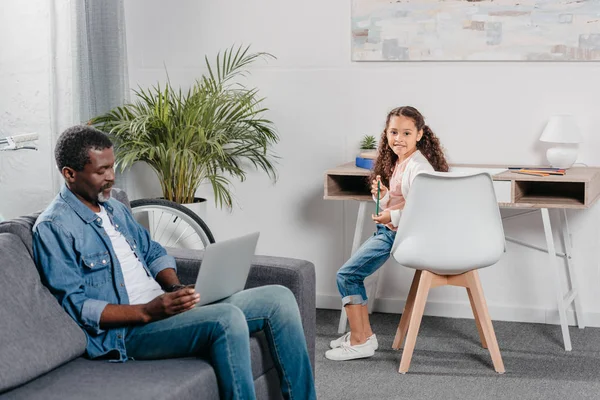 Afro-americano pai com filha em casa — Fotografia de Stock