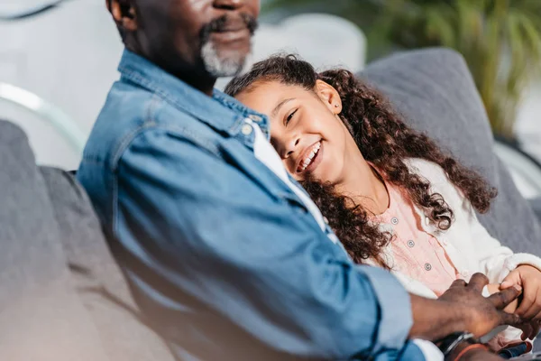 Afrikaanse Amerikaanse vader met dochter — Stockfoto