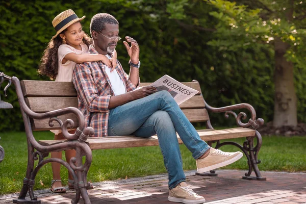 Nieta abrazando a su abuelo — Foto de Stock