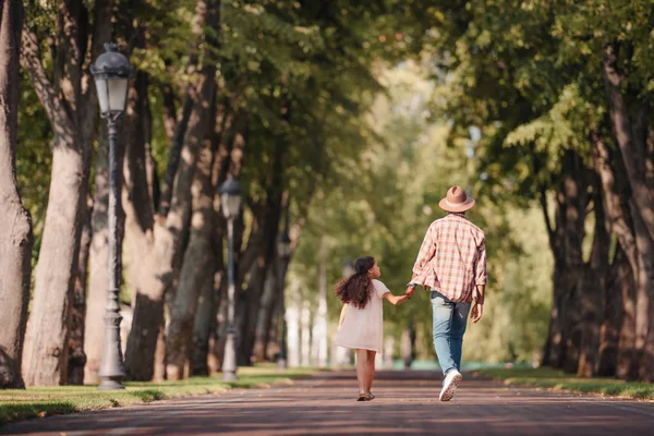 Meisje met de grootvader en wandelen in het park — Stockfoto