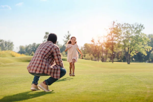 Enkelin rennt zum Großvater — Stockfoto