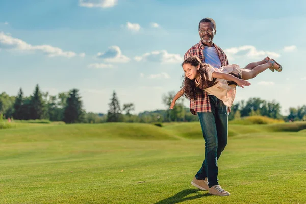 Großvater spielt mit Enkelin — Stockfoto