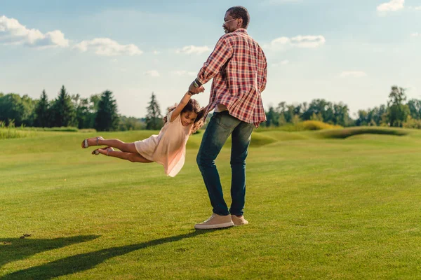 Farfar leker med barnbarn — Stockfoto