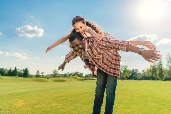 Großvater gibt Enkelin Huckepack-Fahrt — Stockfoto