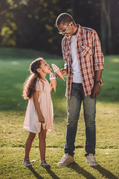 Enkelin und Großvater essen Eis — Stockfoto