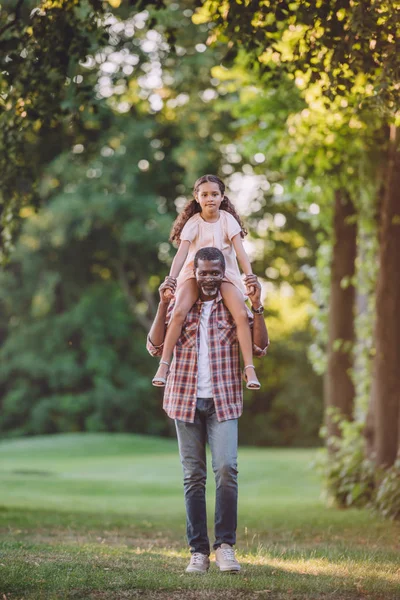 dedesi omuzlarında oturan torunu